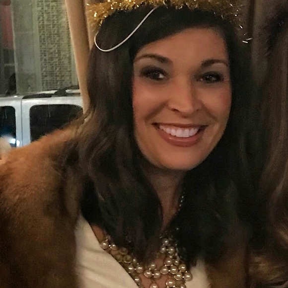 Meet your Posher, Beth - Picture 2 of 2